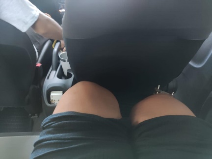 Joelhos e roupa larga a cobrir o dispositivo de fixação temporário, sem rosto visível